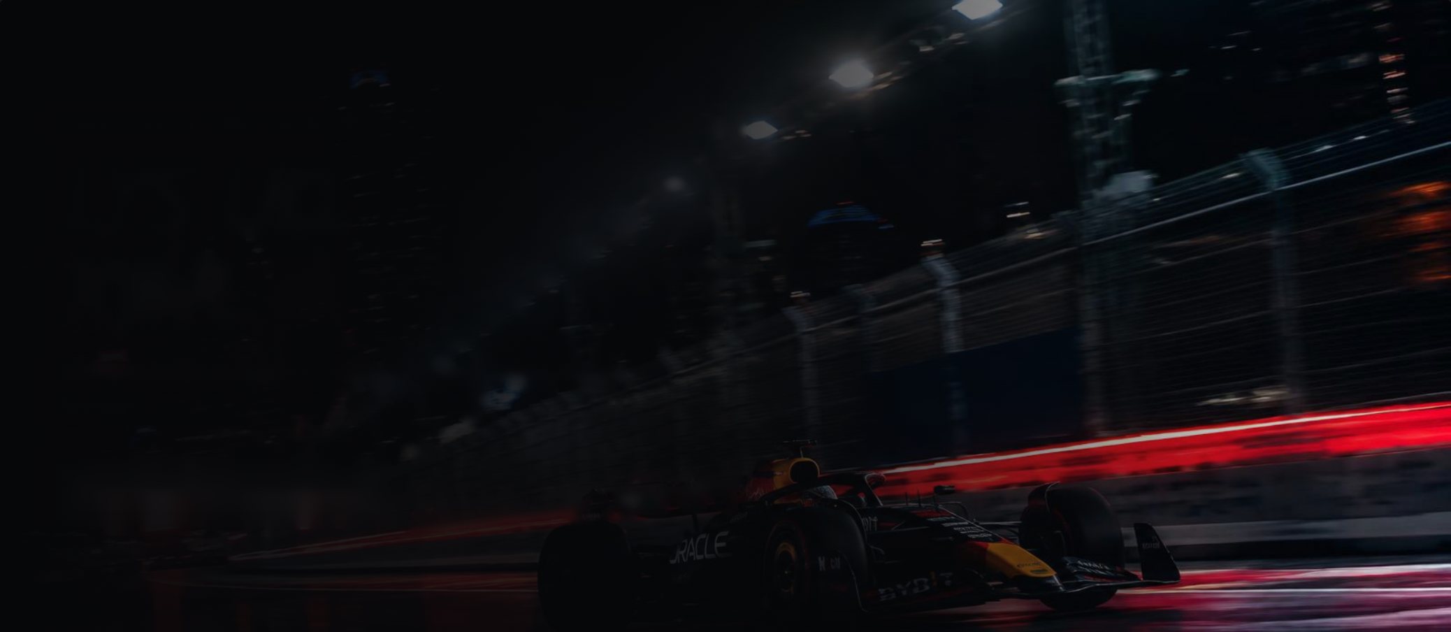 Formel 1-bil på en oplyst gadebane om natten